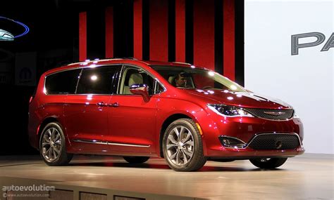 chrysler pacifica scores impressive  mpg highway autoevolution