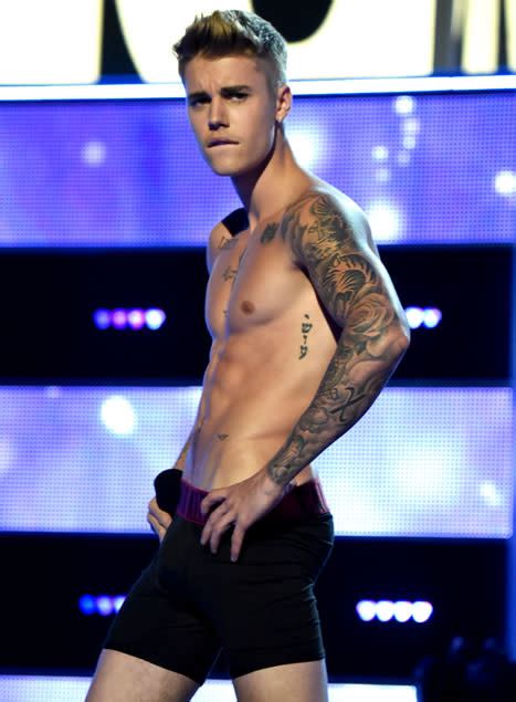 justin bieber strips down to his underwear after being booed during