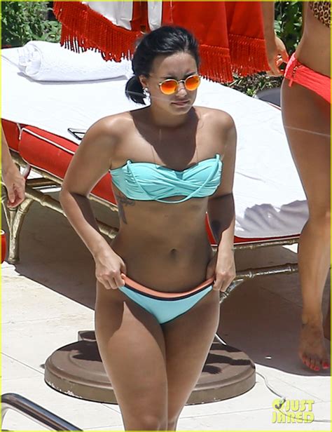 Demi Lovato Lounges By The Pool In Her Bikini Photo 990510 Photo