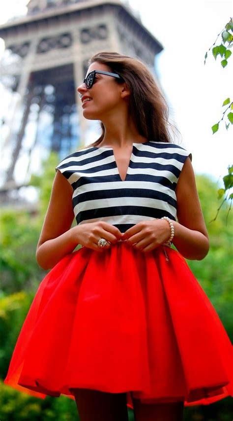 gorgeous red mini skirt  sleeveless stripe top moda moda estilo ropa de moda