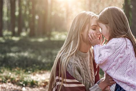 Photo Libre De Droit De Une Fille Embrasse Sa Mère Dans La Forêt Banque