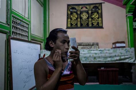 Indonesia S Transgender Muslims Known As Waria Celebrate Ramadan