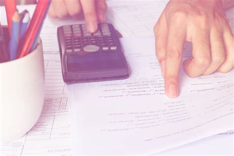 zakenmanhand die een calculator gebruiken om de aantallen te berekenen boekhouding stock