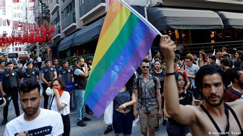 Istanbul Police Use Tear Gas To Disperse Gay Pride March Dw Learn German