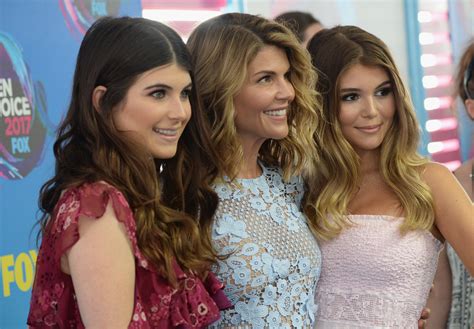 Lori Loughlins Daughters Are Not Allowed To Withdraw From University