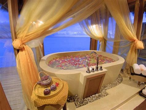 15 Romantic Jacuzzi Suites Home Decor