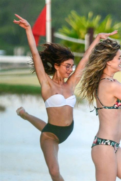 Η Sarah Hyland με Nip Slip στην παραλία Athenstimeout