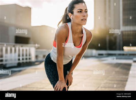 inclinado hacia adelante fotografías e imágenes de alta resolución alamy