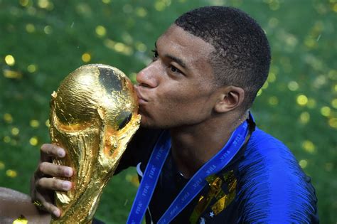 télécharger photos mbappé embrasse le trophée de la coupe du monde 2018