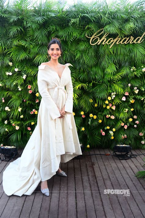 Sonam Kapoor Plays It Right With White Sexy S Is A Slayer