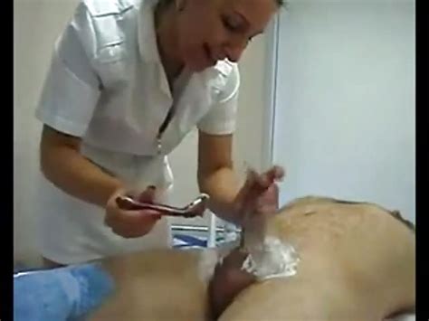 geile krankenschwester rasiert patient und fickt ihn