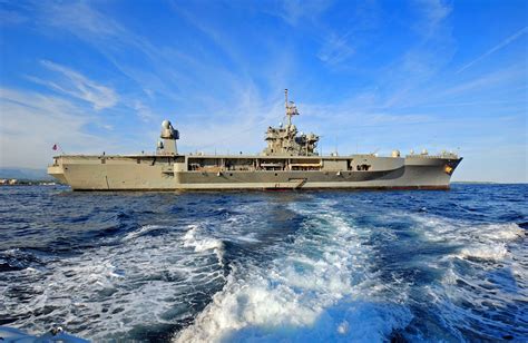 blik op nosjournaal amerikaanse oorlogsschepen trekken zwarte zee op
