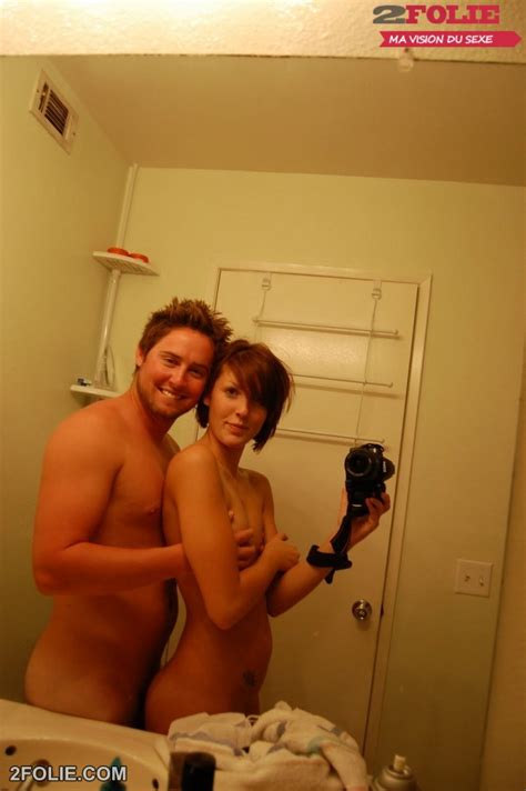 filles se prenant en photo nue dans la salle de bain