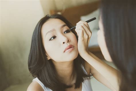 memakai eyeliner cair  pemula anti gagal berkeluarga