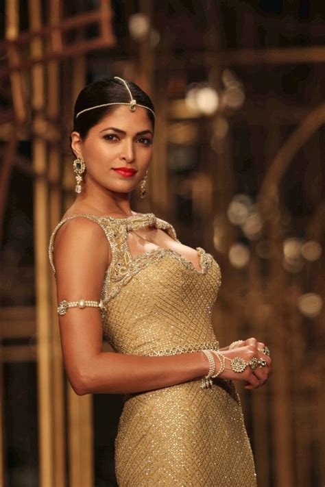 stunning hot indian bhabhi actress model parvathy omanakuttan sexy ramp