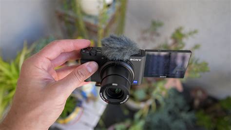 sony zv  review  perfect compact vlogging camera