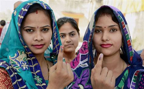women turn   force  cast  votes  india