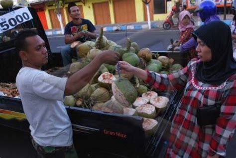 Dalam Sehari Penjual Kelapa Muda Ini Raup Rp 750 Ribu Republika Online