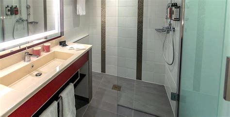 klachten  badkamer  vernieuwd disney hotel zou eigenlijk niet mogen looopings