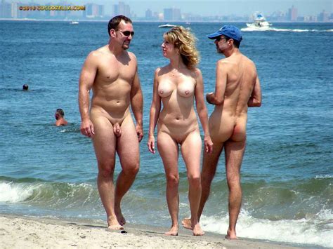 beaux couples naturistes nus sur la plage