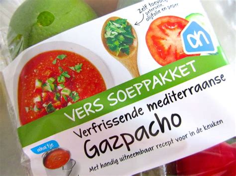 sim kookt gazpacho uit een vers soeppakket van de ah