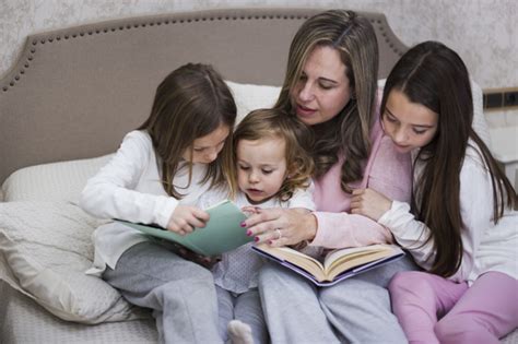 madre che legge insieme alle figlie scaricare foto gratis