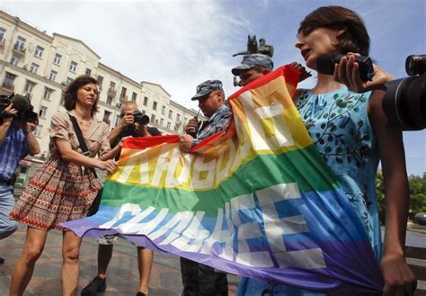Dutch Tourists Arrested For Spreading Gay Propaganda