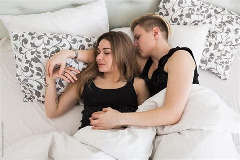 lesbian couple in the bed del colaborador de stocksy alexey kuzma