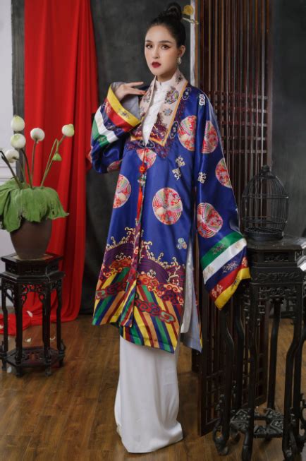 beauty and historical value of vietnamese ancient costumes in nhat binh