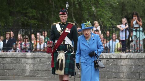 bodyguard der queen bringt royal fans zum schwaermen wer ist major
