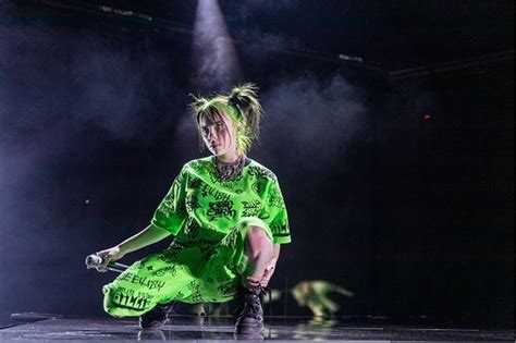 billie eilish vindt de complimenten  haar baggy kledings het nieuwsblad