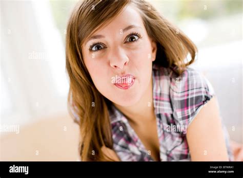 Girl With Her Tongue Sticking Out Banque De Photographies Et Dimages à