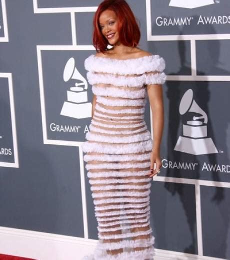 Rihanna à Moitié Nue Et Divinement Sexy Pour Les Grammy Awards