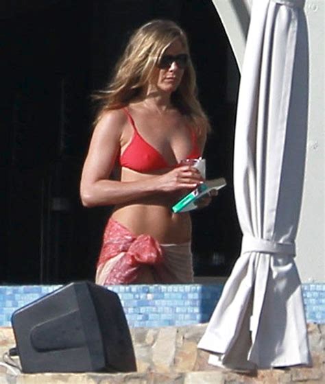 Jennifer Aniston In Bikini Unsurprising Pokie Moment Hard Nipples