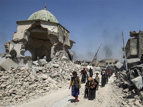 mosuls famed mosque  hunchback minaret destroyed  isis