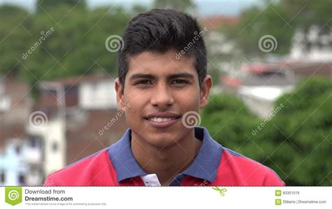 glimlachende tiener spaanse jongen stock afbeelding