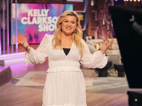 kelly clarkson buys new home to cope with divorce stress after filing