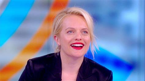 watch elisabeth moss react to the cast of the handmaid s tale dancing to taylor swift s me