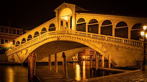 venices rialto bridge history charm  canals