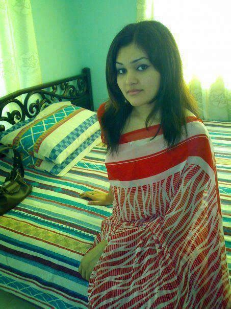 beautiful desi housewife in saree bold pictures