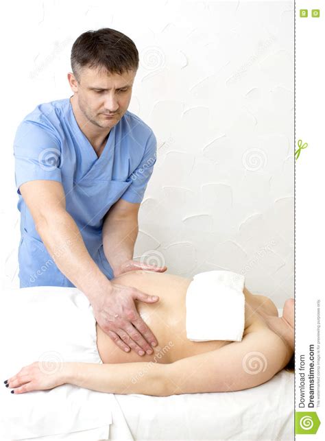 massagegravid kvinna arkivfoto bild av 70706936