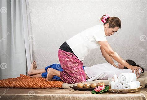 Thaise Masseuse Die Massage Voor Vrouw In Kuuroordsalon Doen Aziatische