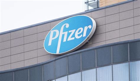 pfizer  early data   covid  vaccine shows    effective  week