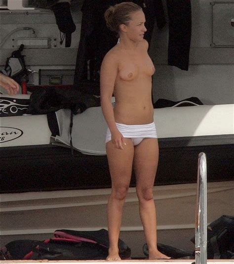 hayden panettiere topless candid pic