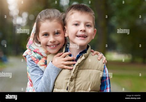 Lächelnden Kleinen Bruder Und Schwester Außerhalb Stockfotografie Alamy