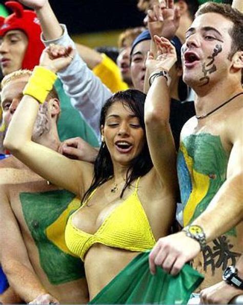 【画像】ワールドカップ美女の乳首ポロリ。ブラジルの