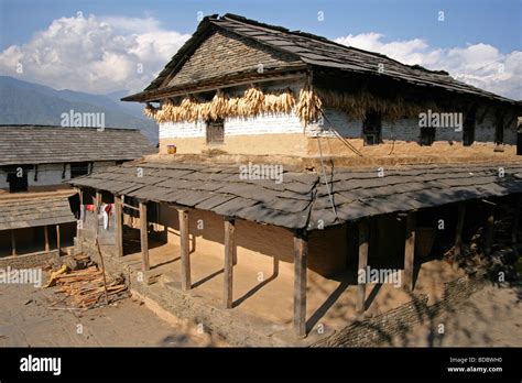 schoene traditionelle nepali haus im dhampus village im himalaya pokhara nepal stockfotografie