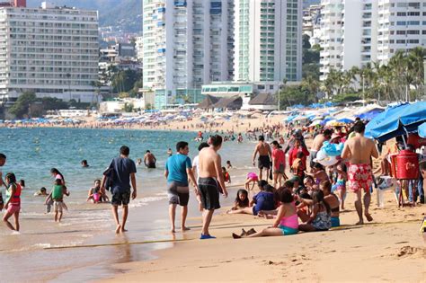 acapulco  playas llenas de turistas en ultimo fin de semana del ano