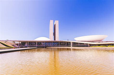 브라질 전국 대회 오스카 니마이어가 설계한 건물 그것은 하원 의원실과 연방 상원에서 구성됩니다 브라질리아 연방 지구 브라질