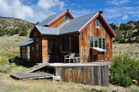 small rustic colorado cabin   acres  mountain views    sale tiny cabins